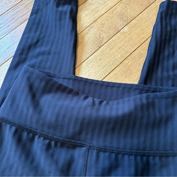 Beyond Yoga Tonal Black Striped 7/8 Legging Womens Large Athletic Workout - Picture 3 of 7